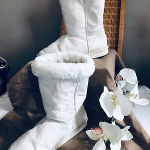 Cozy White Fur-Lined Boots